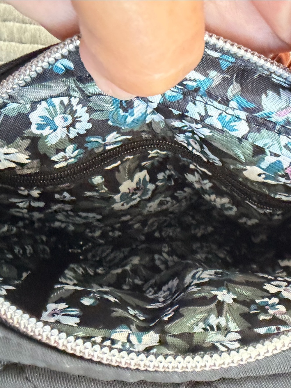 Vera Bradley Small Black Quilted Crossbody - Picture 4 of 9